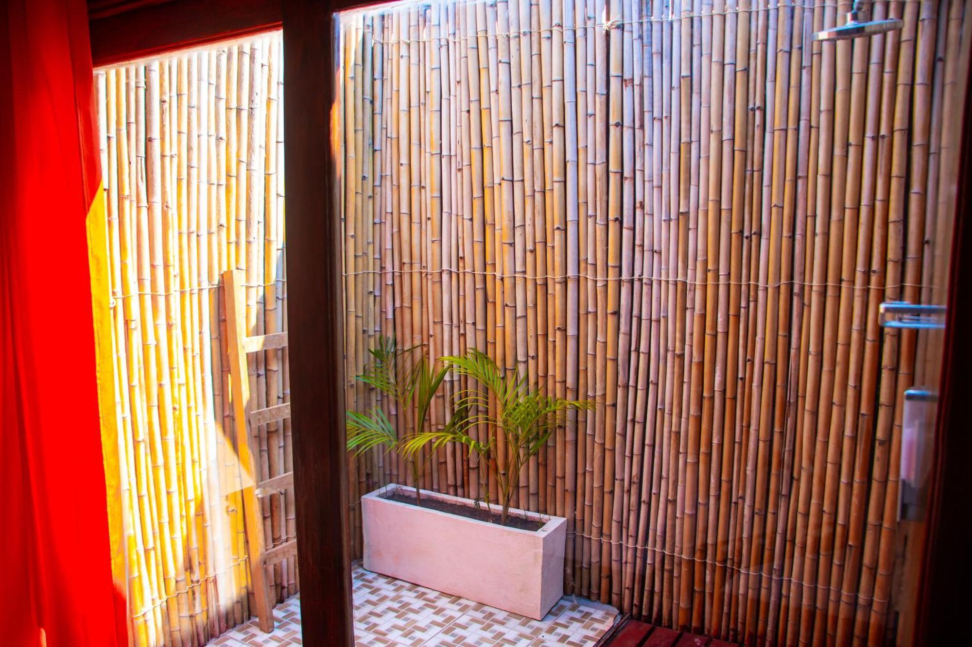 Ampazony Oasis Lodge Mahajanga Kültér fotó